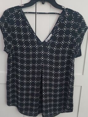 DR2 Black and White Geometric V-Neck Short Sleeve Blouse